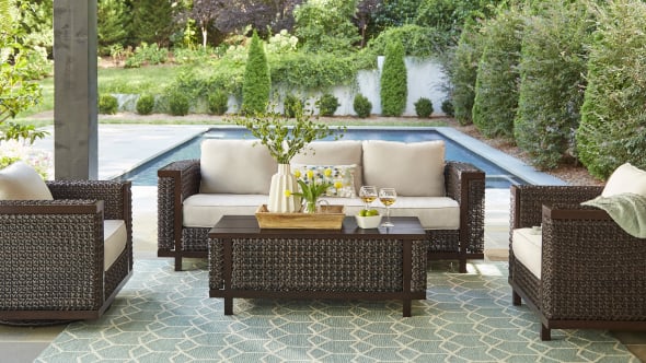 OUTDOOR LIVING